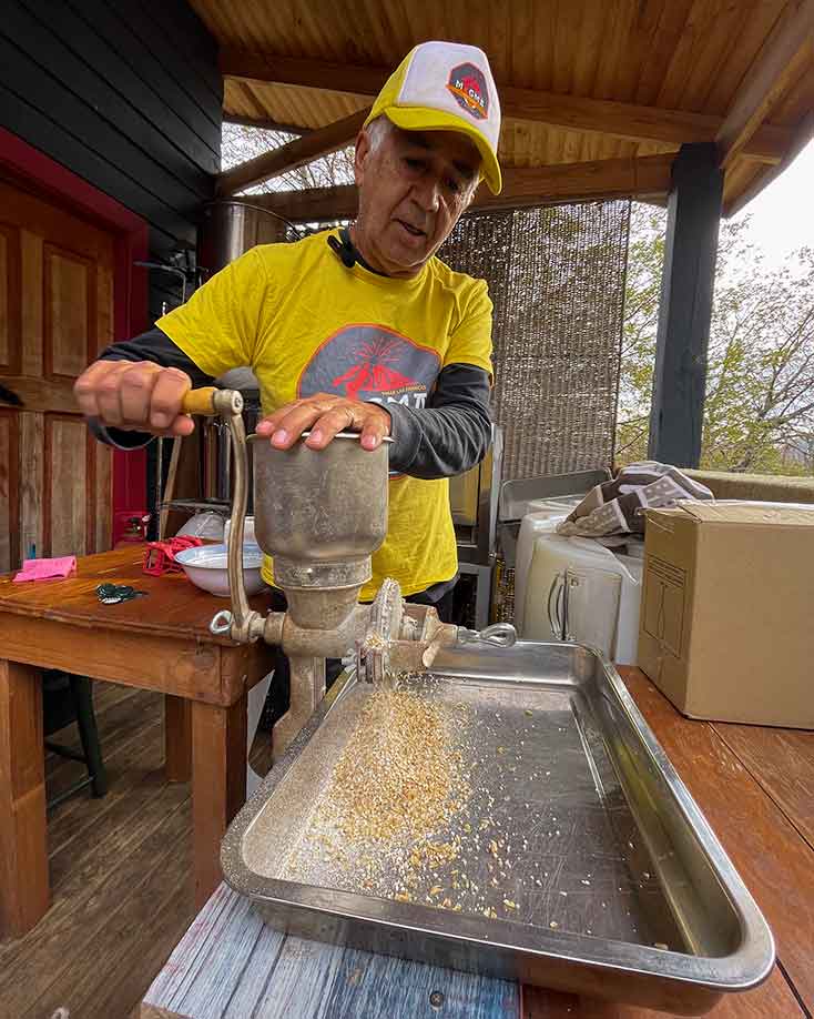 Patricio, moliendo cebada para su cerveza artesanal. 