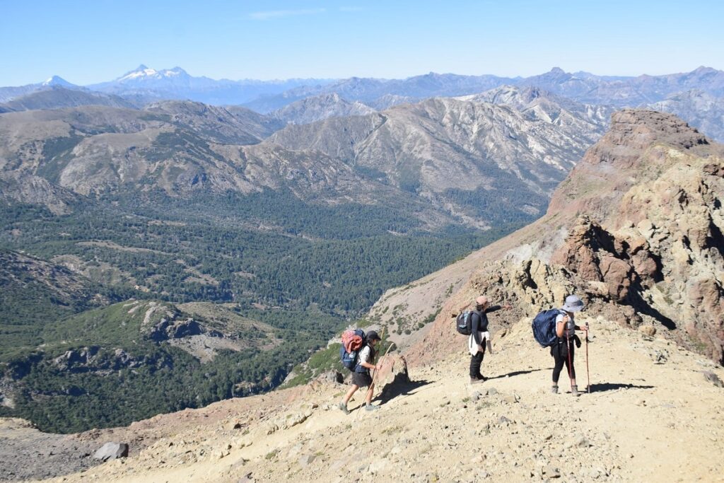 la utilidad de los bastones en el trekking